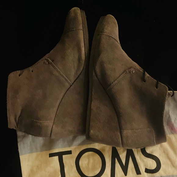 Woman’s Tom’s gray suede wedge booties - Picture 6 of 6
